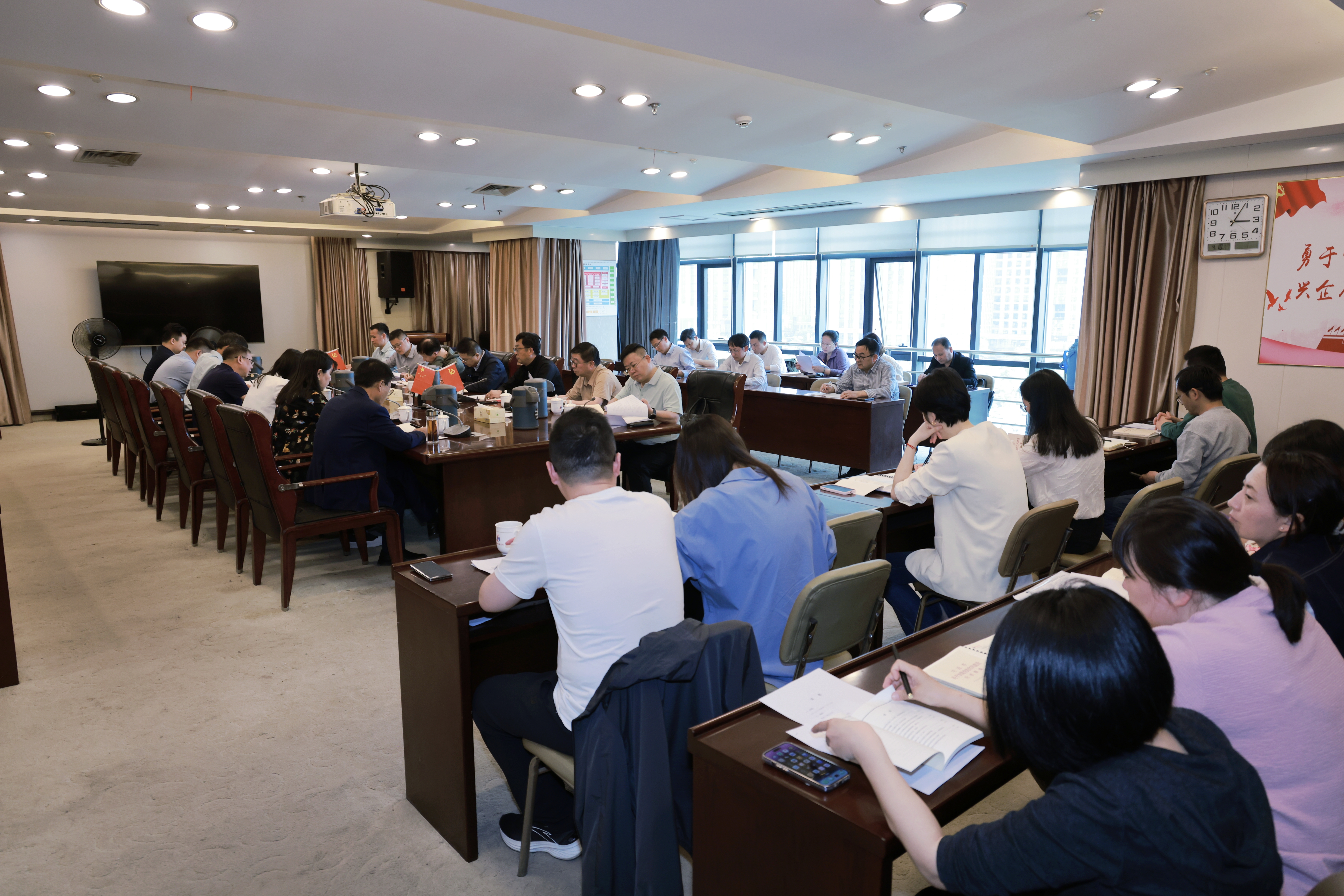 安徽新媒體集團舉辦深入貫徹中央八項規(guī)定精神學習教育讀書班開班式